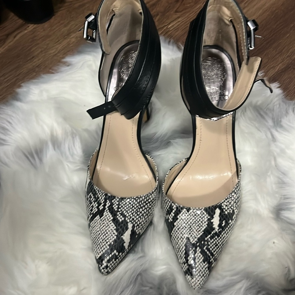 Great used condition snake skin leather pumps